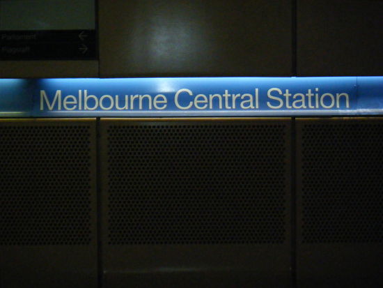 mal eine neue station immer nur flinder street ist ja auch langweilig vorallem hätte ich so weit laufen müssne oder mit der tram fahren(woher soll ichjetzt schon wissen wo ich dann da hin muss^^)