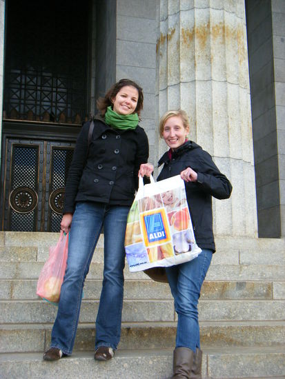 links seht ihr die kati die irgendein praktikum macht udn rechts ja das ist die martina(ähnelt mir ziemlcih denn sie kann auch nict die klappe halten und so hatten wir uns viel zu erzählen^^)
ach und ja die tüte wurde gerade erst gekauft denn es gibt den aldi in australien... lecker brot kann ich sagen...