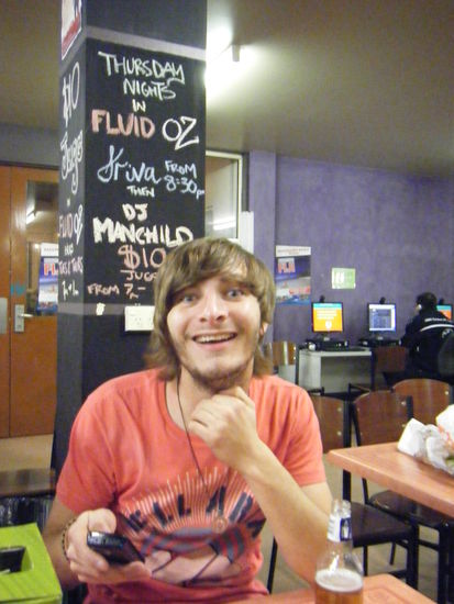 beginnen wir unsere bildereihe mal mit dem verrücktesten von allen der marco... er war der gastgeber des abends und präsentierte uns gleich mal sein gemütliches hostel^^
ps hostel kann man auch meeting point nennen^^