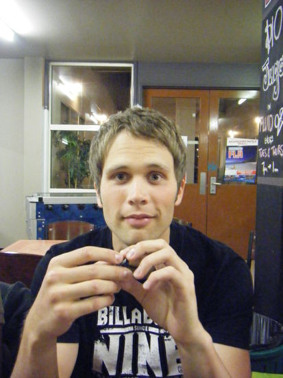 nur so mal zwischen durch wir waren glaube ich zwischenzeitlich mal 12 personen man lernt halt viele kennen wenn man mal einfach so zusammen am tisch sitzt...
aber das ist der jörg, seiht brav aus ist er aber nicht^^