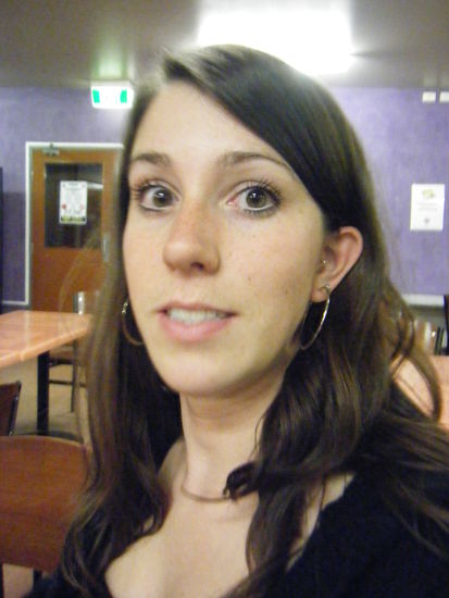 nein sie ist nicht betrunken aber ich habe das tanlent leute einfach mal zu überraschen... und ich denke oft mals sind die bilder die besten...