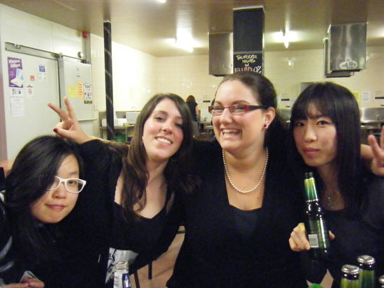 das meinte ich mit man sitzt am tisch und schon lernt man neue leute kennen... also ich muss sagen dei sabrina kennt ihr ja schon aber die namen der anderen habe ich leide rnicht mehr behalten denn die waren kompliziert... sie kommen halt aus korea... aber sehr nett... und die können feiern kann ich euch sagen