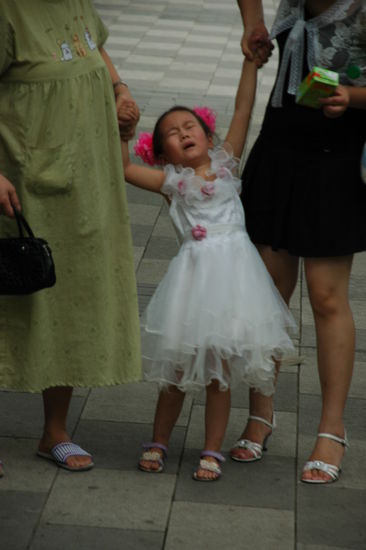 theatralisches, sich schreiend herumwerfendes Maedchen im Prinzessinnen-outfit (hallo Babsi, schreib doch auch mal was)