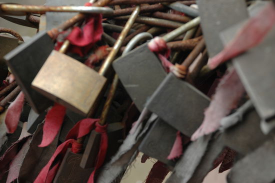 Scloesserkette vor einem Tempel, Bedeutung?