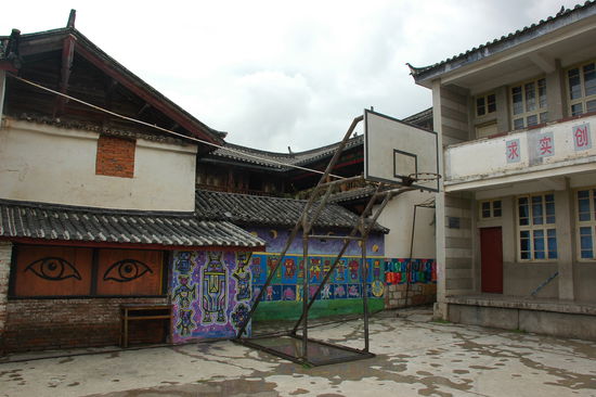 Basketballplatz im Hinterhof eines lokalen Kuenstlers