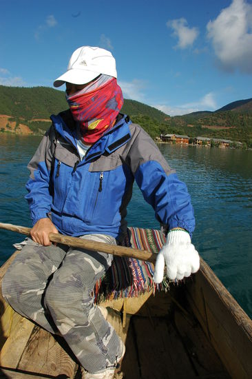 warum ist sie bei der Hitze vermummt und traegt einen Handschuh?