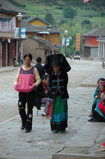 Mousu-Frau in Tracht