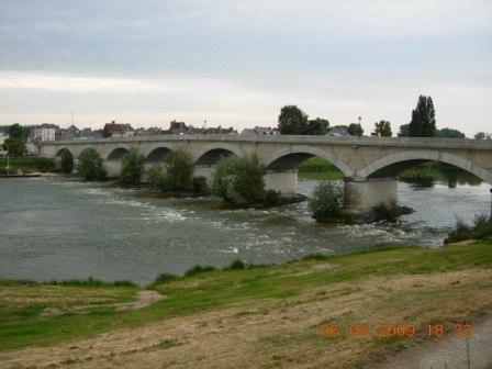 Schöne Loire Brücke bei Tours