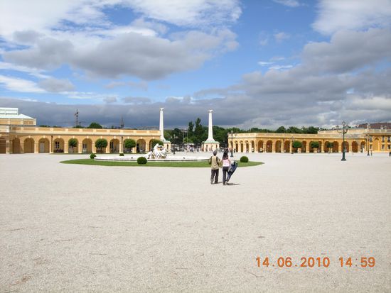 Blick vom Schloss zum Eingang, eine riesige Fläche