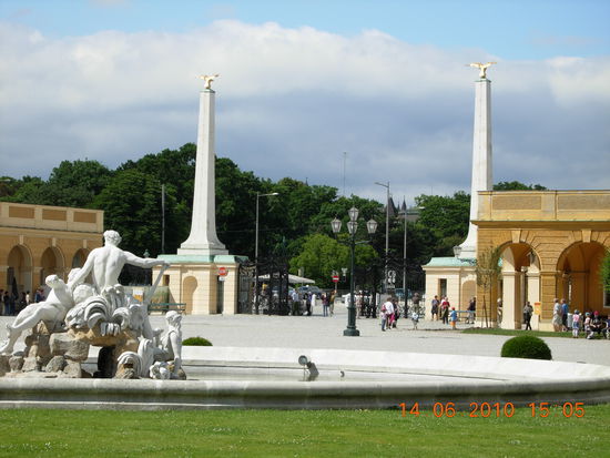 Das Eingangstor zum Schloss Schönbrunn