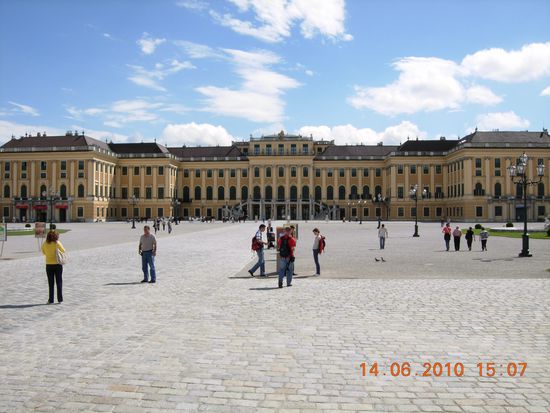 Blick vom Eingangstor auf das Schloss