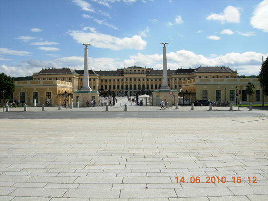 Die riesigen Säulen am Eingangstor und der erste Blick auf das Schloss sind ein Erlebnis