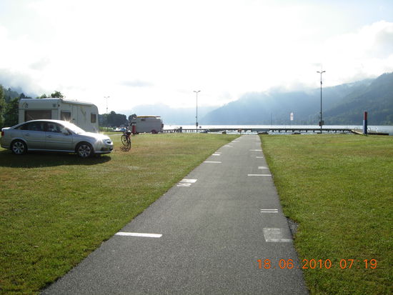 Die Stellplätze mit Seesicht auf dem Camping Bad Annenheim am Ossiacher See