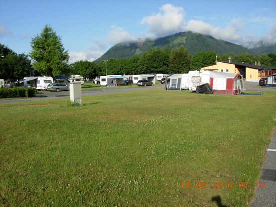 Blick vom See zurück auf den Camping Bad Annenheim
