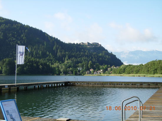 Blick hinauf zur Burg Landskron
