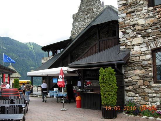 Auf der Terrasse der Burg Landskron