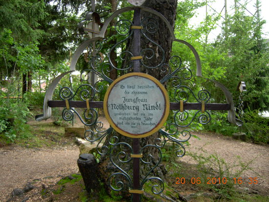 Grabkreuz auf dem Museumsfriedhof in Kramsach