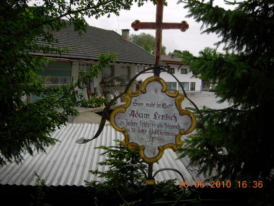 Mit Humor bestücktes Grabkreuz auf dem Museumsfriedhof