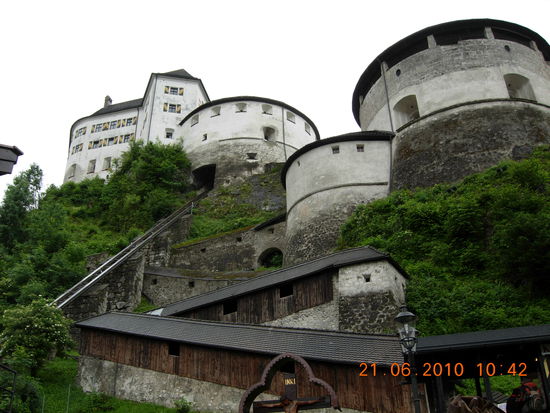 Mit der Bahn oder zu Fuss kann man die Festung erklimmen