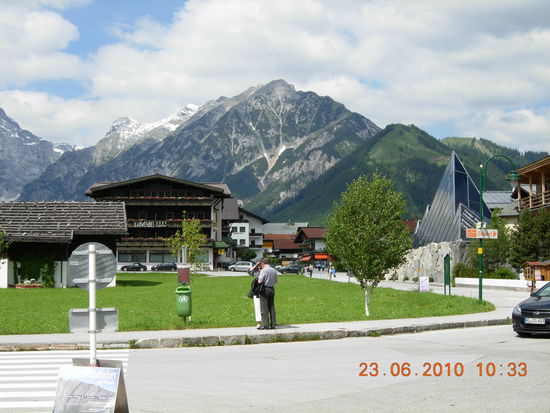 In Pertisau lassen sich Berge und der See bewundern