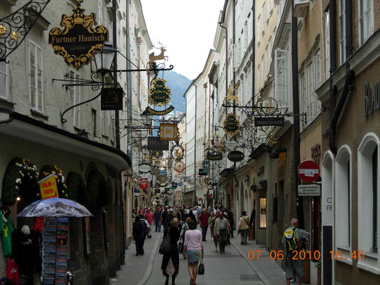 Getreidegasse mit den geschmiedeten Ladenschilder
