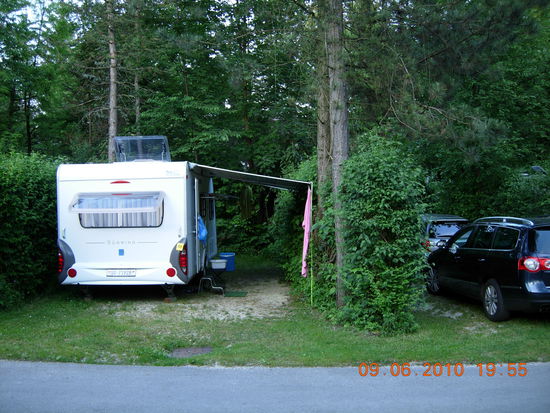 Sehr enge Stellplätze auf dem Camping Nord Sam Salzburg