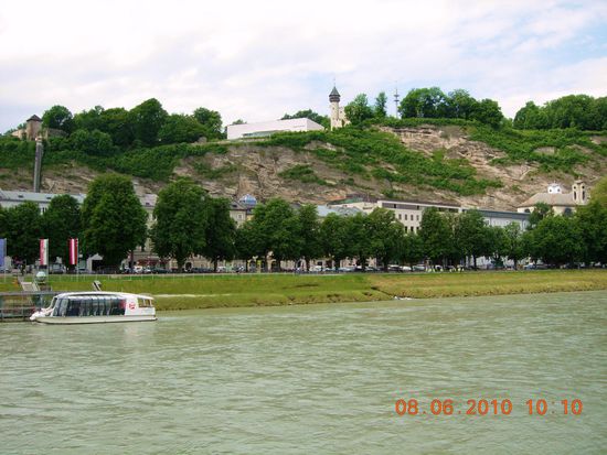 Blick auf die Aussichtsterrasse beim Museum der Moderne