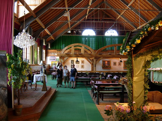 Aus diesem Saal wird die Volkloresendung im Fernsehen jedes Jahr gesendet