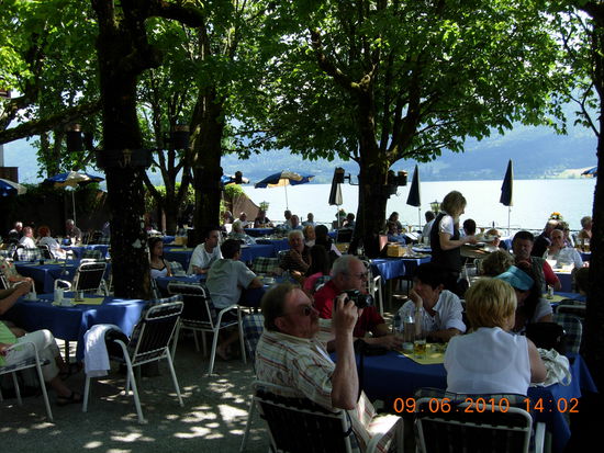 Ein heisser Tag in einer so prächtigen Gartenwirtschaft am See, ein Traum
