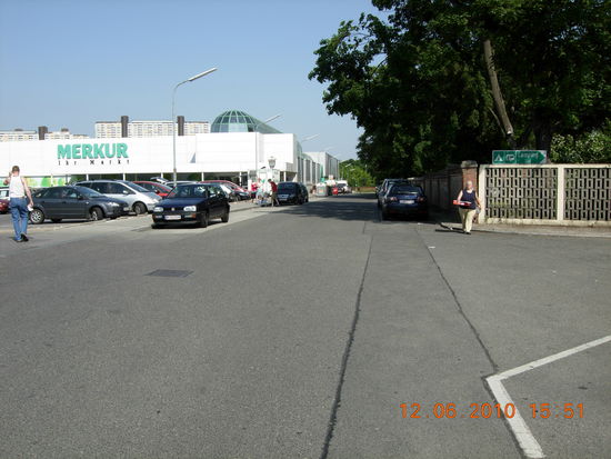 Direkt beim Eingang Camping das Einkaufscenter