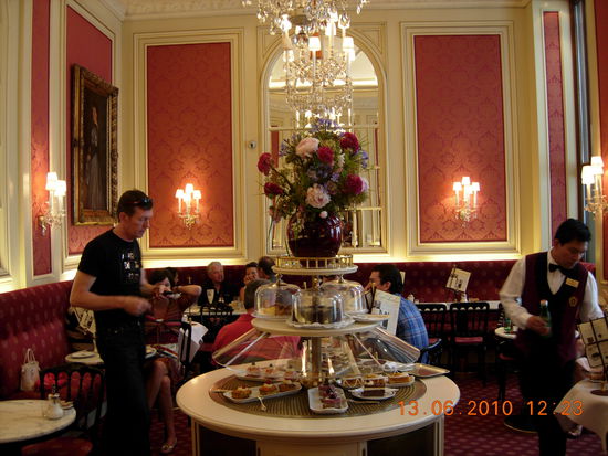 Was wäre ein Wienbesuch ohne eine Sachertorte im Cafe Sacher probiert zu haben