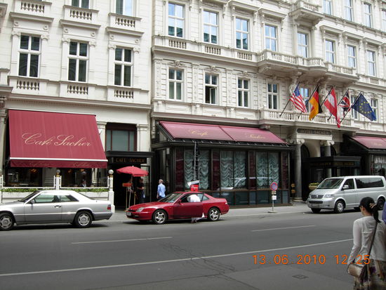 Das berühmte Cafe Sacher von aussen