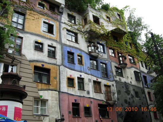 Die Front vom Hundertwasserhaus