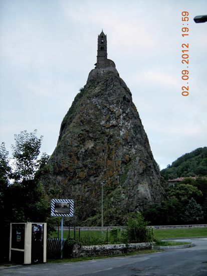 In Le Puy en Velay die Kirche Saint Michel auf dem Vulkanschlot