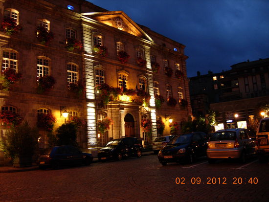Schön beleuchtete Gebäude geben der Stadt eine tolle Stimmung 