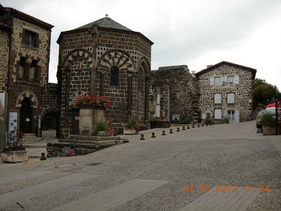 Schöne Bauten aus dem hiesigen Vulkangestein