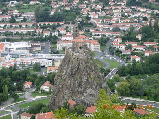Der Vulkanschlot von der Statue Notre Dam de Franc aus zu sehen. Links vom Schlot  in den Bäumen befindet sich der Campingplatz