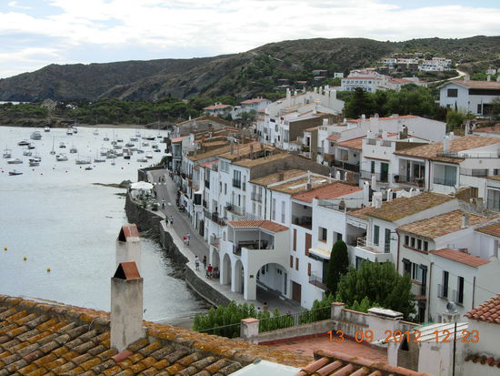 Blick von der Kirche oben auf einen Teil von Cadaqués