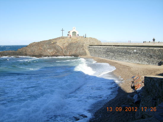 Starke Brandung hinter der Kirche von Colliour