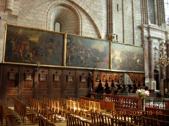Riesige Bilder in der Kathedrale Beziers
