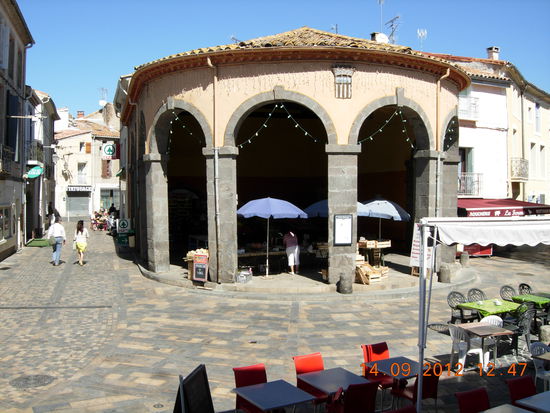 Die kleine Markthalle in Vias