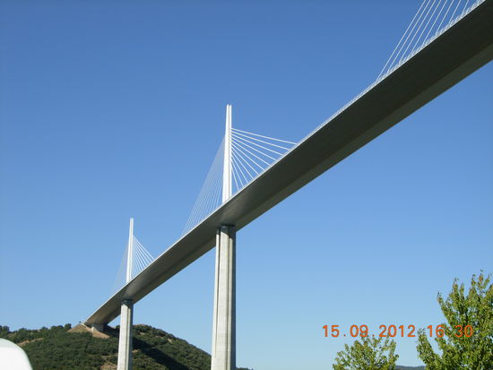 Die Höhe ist riesig von der Hängebrücke Millau