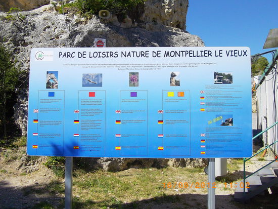 Angabe der verschiedenen Wanderrouten, sogar in deutsch