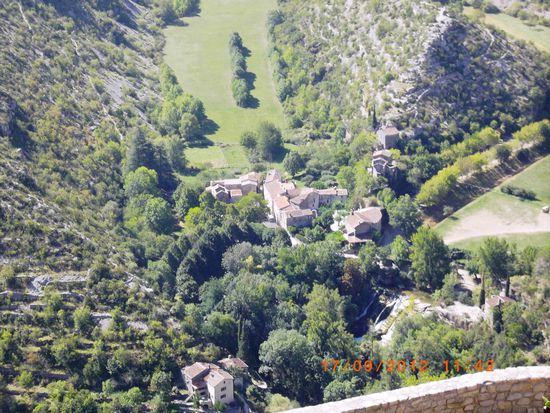 Das Dorf Navacelles unten im "Krater"