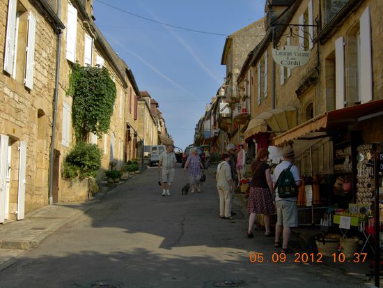 Strasse zum Hauptplatz von Domme