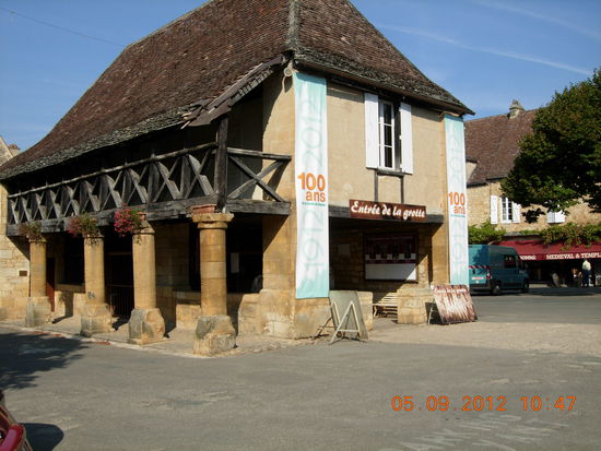 Markthalle und Eingang zur Tropfsteinhöhle