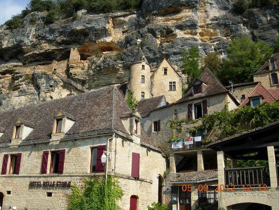 Häuser von Roque-Gageac unter den mächtigen Felsen