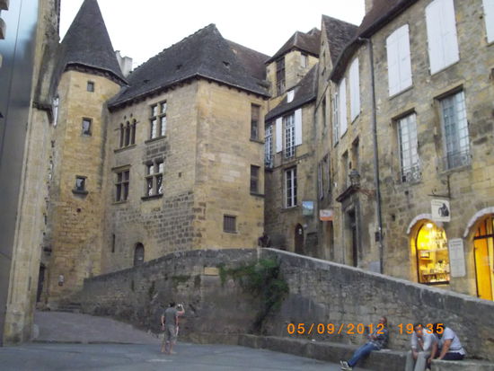 Ueberall zweigen enge Gassen ab in Sarlat