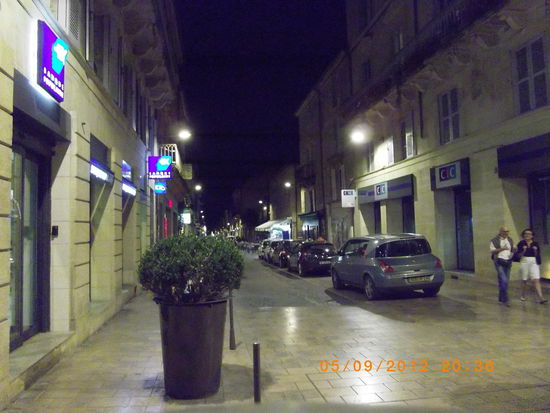 Durch dies schöne Gasse dürfen leider die Autos fahren in Sarlat