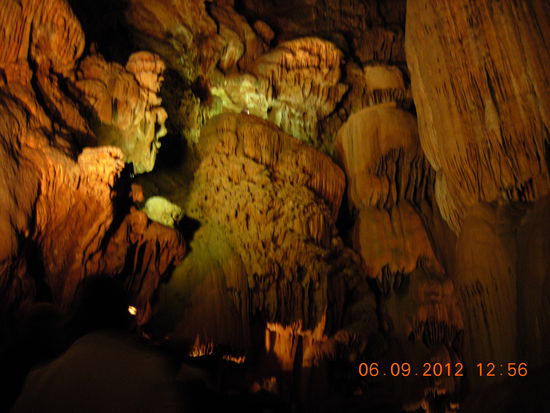 In der Höhle ist das Fotografieren nicht gestattet. Aus versteckter Haltung leider schlechte Bilder